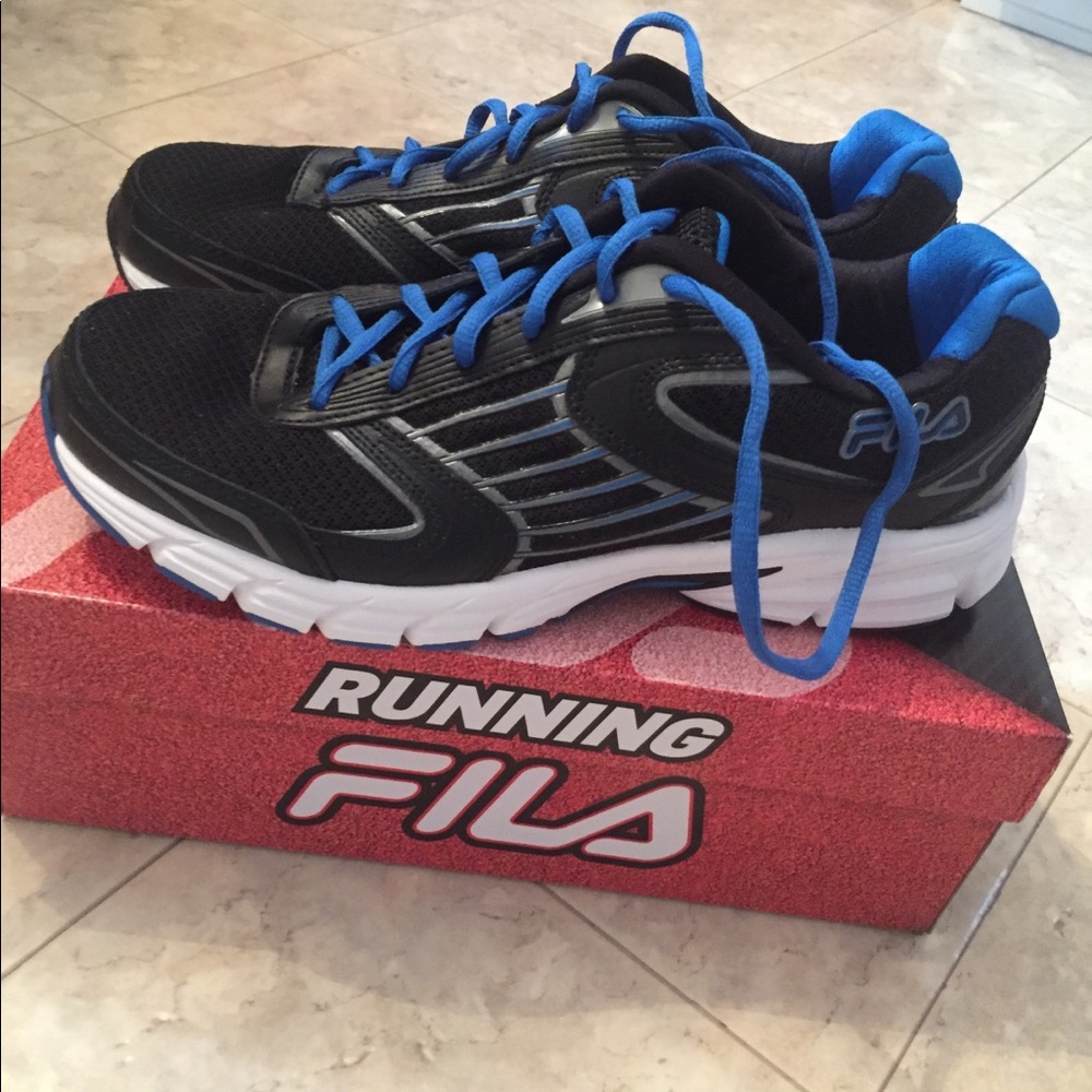 NWT men’s Fila tennis shoes size 10